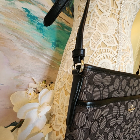 Storypatch Coach! COLLECTIBLE..Canvas Monogram Crossbody..Nearly new condition! - Picture 7 of 14